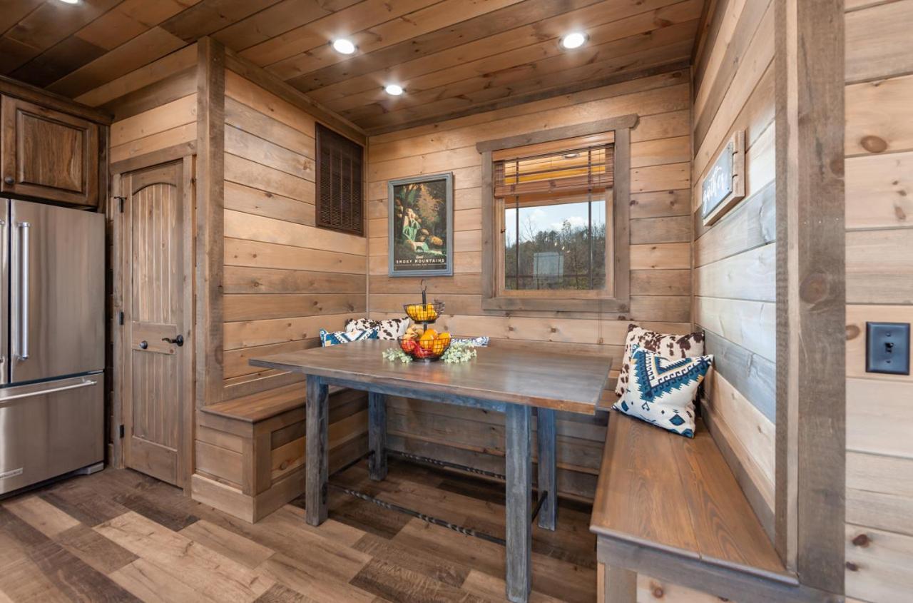 Splash Mountain Pool Hot Tub Theater Game Room Sevierville Exterior photo